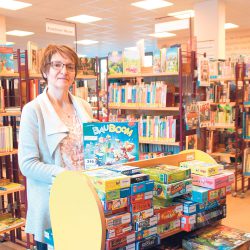 In der Bibliothek Plauen gibt es für Familien eine besonders große Auswahl an Literatur und Spielen. Bibliotheksleiterin Heike Riehle vor einer Auswahl der Angebote. Foto: Steffen Dietrich