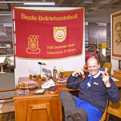Initiator Peter Simmel mit dem Roten Telefon am Ohr: Am 29. Januar öffnete die „Welt der DDR“ ihre Türen für das Publikum. Demnächst soll es sogar einen Souvenirshop zum Thema geben. Foto: Möller