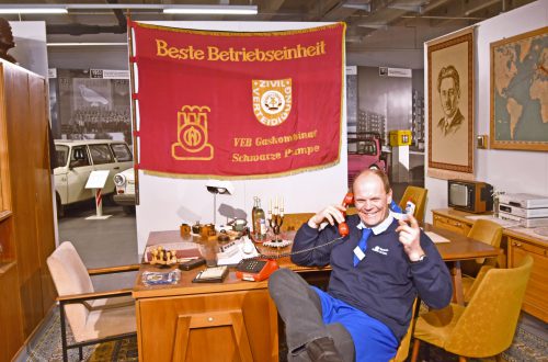 Initiator Peter Simmel mit dem Roten Telefon am Ohr: Am 29. Januar öffnete die „Welt der DDR“ ihre Türen für das Publikum. Demnächst soll es sogar einen Souvenirshop zum Thema geben. Foto: Möller