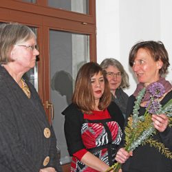 Blumen und viel Lob von Arite Kanarski (r.) für Karin Heyne (l.). Fotos: Pohl