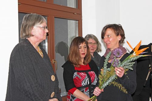 Blumen und viel Lob von Arite Kanarski (r.) für Karin Heyne (l.). Fotos: Pohl