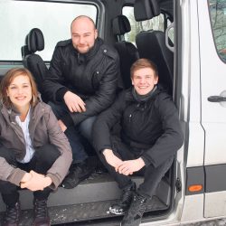 Jennifer Trebeljahr, Christian Hager, Johann Wiederanders in ihrem Streetwork-Bus. Foto: Trache