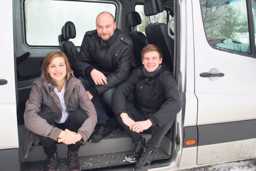 Jennifer Trebeljahr, Christian Hager, Johann Wiederanders in ihrem Streetwork-Bus. Foto: Trache