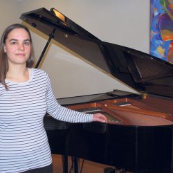 Kantorin Kristin Jäkel freut sich auf neue Sängerinnen und Sänger, die das Gemeindeleben musikalisch bereichern. Foto: Trache