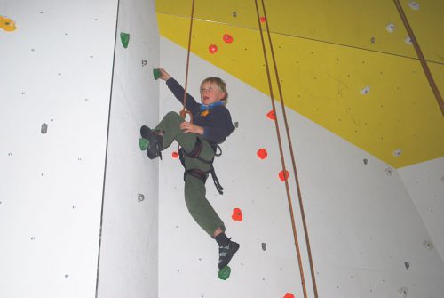 Kilian Winter (7) klettert seit seinem 4. Lebensjahr und hat auch bereits an ersten Wettkämpfen teilgenommen. Foto: Trache
