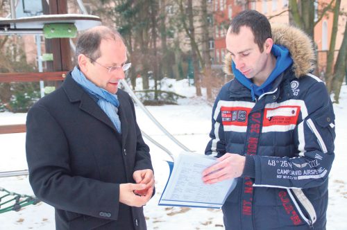 Landtagsabgeordneter Markus Ulbig (im Bild links) nimmt von Anwohner Eric Beer eine Unterschriftenliste zum Umbau eines Spielplatzes an der Schäferstraße entgegen. Foto: Steffen Dietrich