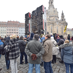 Monument: Die Busse vor der Frauenkirche polarisieren. Foto: Möller