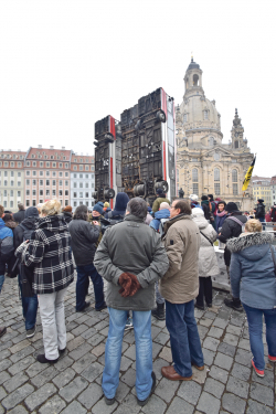 Monument: Die Busse vor der Frauenkirche polarisieren. Foto: Möller