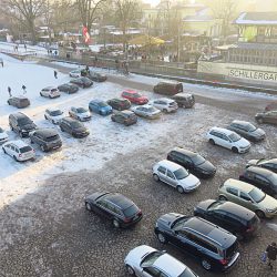 Begehrte Parkfläche – nicht nur bei sommerlichem Biergartenwetter. Foto: Pohl