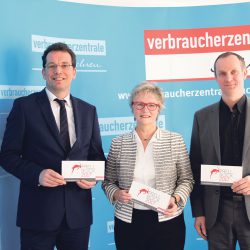 Wer bekommt den »Prellbock 2017«? Andreas Eichhorst, Dr. Carmen Friedrich und Michael Hummel von der Verbraucherzentrale Sachsen sind gespannt auf die Vorschläge. Foto: Pohl