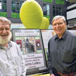 Die beiden Hobbyhistoriker Günther Scheibe (l.) und Siegfried Reinhardt haben sich ausführlich mit Martin Luther und seiner Präsenz im öffentlichen Raum Dresdens beschäftigt. Foto: Möller