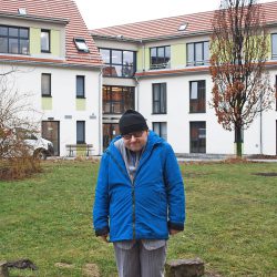 Matthias Merkel vor seinem modernen Zuhause im Neubau an der Hertzstraße. Foto: Trache