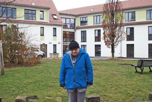 Matthias Merkel vor seinem modernen Zuhause im Neubau an der Hertzstraße. Foto: Trache