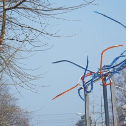 Die Blau-rote Lichtskulptur schmückte seit Jahren die Verkehrsinsel am Gustav-Adolf-Platz. In Vorbereitung auf die Bauarbeiten zur neuen Gleistrasse in der Oskarstraße wurde sie Mitte Februar nach Altstrehlen versetzt. An dem neuen Standort in der Nähe des Kaitzbaches soll das Kunstwerk von Kerstin Franke-Gneuß besser zur Geltung kommen. Ab März 2018 wird die Stadtbahn mitten durch das begrünte Rondell fahren. Foto: Ziegner