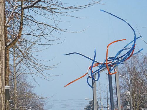 Die Blau-rote Lichtskulptur schmückte seit Jahren die Verkehrsinsel am Gustav-Adolf-Platz. In Vorbereitung auf die Bauarbeiten zur neuen Gleistrasse in der Oskarstraße wurde sie Mitte Februar nach Altstrehlen versetzt. An dem neuen Standort in der Nähe des Kaitzbaches soll das Kunstwerk von Kerstin Franke-Gneuß besser zur Geltung kommen. Ab März 2018 wird die Stadtbahn mitten durch das begrünte Rondell fahren. Foto: Ziegner