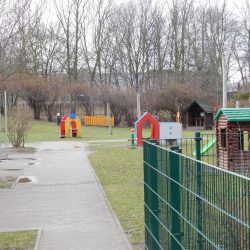 Die Knirpse der Kita »Dreikäsehoch« nutzen ihren schönen Spielplatz und das Haus an der Mockethaler Straße 1 noch so lange, bis der Neubau fertig ist. Foto: Ziegner