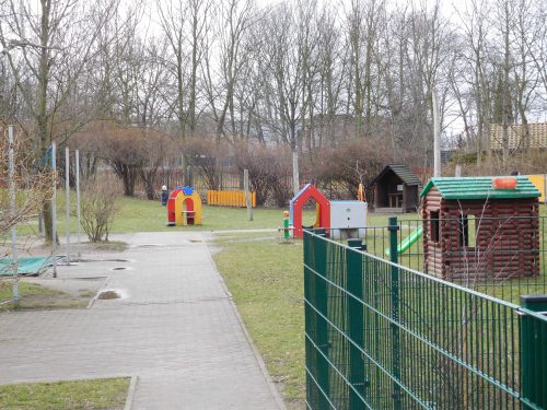 Die Knirpse der Kita »Dreikäsehoch« nutzen ihren schönen Spielplatz und das Haus an der Mockethaler Straße 1 noch so lange, bis der Neubau fertig ist. Foto: Ziegner