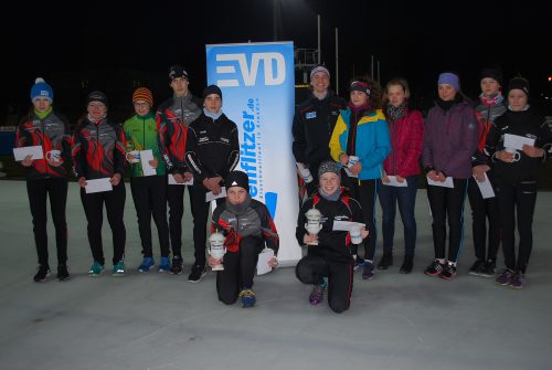 Die Wanderpokale für die beiden besten Vereinssportler der zu Ende gehenden Saison gehen an Gideon Hande (vorn links) und Josephine Schlörb (vorn rechts). Foto: Claudia Trache