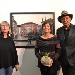 TANJA BÖHME vom Bautzener Kunstverein (l.) hielt die Laudatio, Künstlerin Silke Höppner (M.) und Galerist Holger John. Foto: Autor