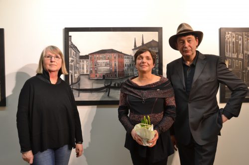 TANJA BÖHME vom Bautzener Kunstverein (l.) hielt die Laudatio, Künstlerin Silke Höppner (M.) und Galerist Holger John. Foto: Autor