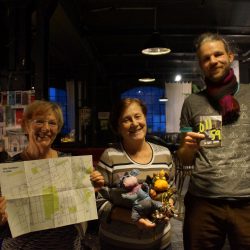 Die Sprecher der Löbtauer Runde Dr. Angela Bösche (links) und Felix Liebig (rechts) mit dem gerade erschienenen Kulturwegweiser »01159« und Marlis Goethe von der AG Löbtauer Geschichte mit den von ihr entworfenen Maskottchen für das Jubiläum. Foto: Steffen Dietrich