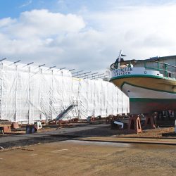 Nanu, wer zeltet denn da auf der Laubegaster Schiffswerft? Weder Camping noch Verhüllungskunst – unter den Planen wird das Fahrgastschiff »August der Starke« flott gemacht für die neue Saison. Begonnen wurde mit der Einrüstung im Dezember, innerhalb einer Woche war das Schiff »versteckt« Bis zum 6. März sollten die Arbeiten beendet sein, die erste offizielle Fahrt ist für den 18. März geplant. Foto: Trache