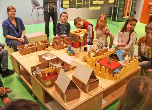 Museumspädagogin Claudia ermunterte die Schüler, sich kreativ mit dem Wohnen der Zukunft auseinanderzusetzen. So entstanden interessante Modelle, z.B. das von Friedrich: sein Haus mit Notausgang hat u.a. einen Sonnenkollektor, ein Rettungsboot, sogar eine Sternwarte zum Sternschnuppen beobachten. Fotos: Pohl/PR Fotos: Pohl/PR