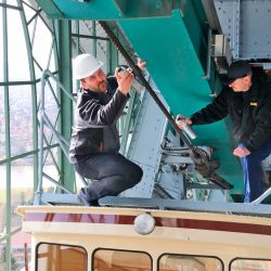 Michael Kronschnabel (l.), Vertriebsleiter Seilschmierstoffe Elaskon, und Carsten Lauterbach von den Bergbahnen behandeln das Drahtseil mit Schmierstoff. Foto: Zänker