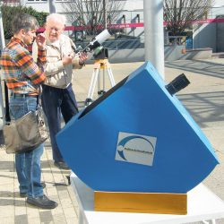 Zur Beobachtung der Sonnenfinsternis am 20. März 2015 hatte der Astroclub einen Sonnenprojektor aufgebaut. Foto: Ziegner