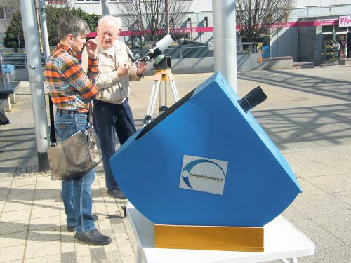 Zur Beobachtung der Sonnenfinsternis am 20. März 2015 hatte der Astroclub einen Sonnenprojektor aufgebaut. Foto: Ziegner