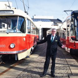 Ahnherr und Enkel nebeneinander: Gut gelaunt präsentierte der Vereinsvorsitzende des Dresdner Straßenbahnmuseums am 4. März 2017 die beiden im klassischen Tatra-Rot gehaltenen Straßenbahnzüge. Foto: Möller