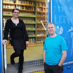 Die Bibliotheksmitarbeiter Mireille Hubert und Jan Tempel freuen sich über das große Interesse. Foto: Trache