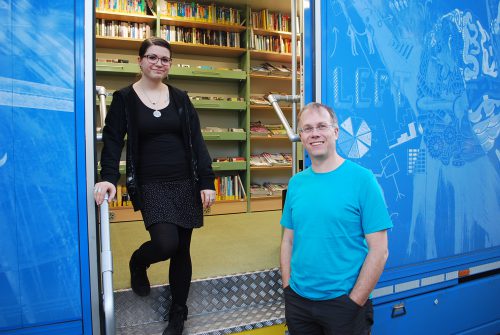 Die Bibliotheksmitarbeiter Mireille Hubert und Jan Tempel freuen sich über das große Interesse. Foto: Trache