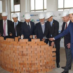 Beim Symbolischen Hammerschlag mit Vertretern aus Wissenschaft, Verwaltung und Wirtschaft, u.  a. Dresdens Oberbürgermeister Dirk HIlbert (1. v. l.), dem Rektor der TU Dresden Prof. Dr.-Hans Müller-Steinhagen (2. v. l.), Prof. Hubert Jäger, Vorstandssprecher des Instituts für Leichtbau und Kunststofftechnik (3. v. l.), Dr. Robert Franke, Leiter des Amtes für Wirtschaftsförderung (5. v. l.), Wilfried Eberhardt, Mitglied des Aufsichtsrats der KUKA AG (r.). Foto: Dietrich