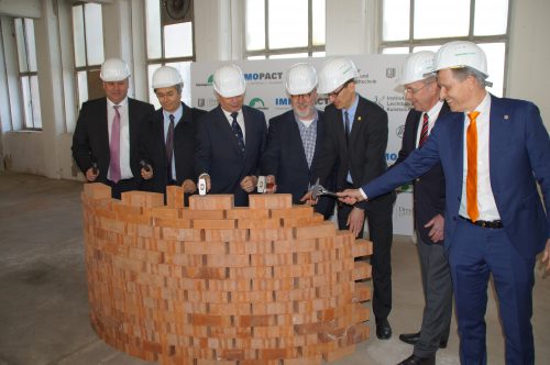 Beim Symbolischen Hammerschlag mit Vertretern aus Wissenschaft, Verwaltung und Wirtschaft, u.  a. Dresdens Oberbürgermeister Dirk HIlbert (1. v. l.), dem Rektor der TU Dresden Prof. Dr.-Hans Müller-Steinhagen (2. v. l.), Prof. Hubert Jäger, Vorstandssprecher des Instituts für Leichtbau und Kunststofftechnik (3. v. l.), Dr. Robert Franke, Leiter des Amtes für Wirtschaftsförderung (5. v. l.), Wilfried Eberhardt, Mitglied des Aufsichtsrats der KUKA AG (r.). Foto: Dietrich