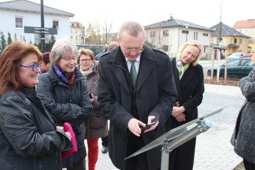 Bürgermeister Detlef Sittel fotografierte zur Erinnerung die Gedenktafel für Marie Stritt ab. Sie markiert einen »Frauenort« in Dresden. Nach Marie Stritt wurde eine kleine Straße an einem neuen Wohnstandort in Striesen benannt. Foto: Pohl