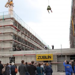 Mit einem Richtfest wurde am 30. März 2017 der Baufortschritt am Schulcampus in Tolkewitz gefeiert. Foto: Pohl