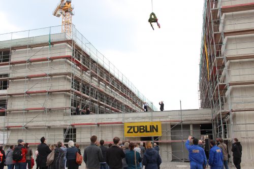 Mit einem Richtfest wurde am 30. März 2017 der Baufortschritt am Schulcampus in Tolkewitz gefeiert. Foto: Pohl