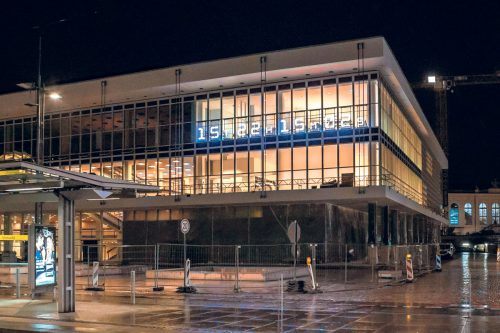 Wie lange dauert es noch bis zur Eröffnung des Kulturpalastes? Das lässt sich an der LED-Installation ablesen, die seit dem 12. April zu sehen ist. Die 15.000 LED können Zahlen und Buchstaben darstellen, so dass auch der Schriftzug Bibliothek oder Philharmonie zu lesen ist. Foto: PR