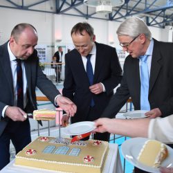 Zum großen Jubiläum eine Torte. Mathias Waurick, Dr. Peter Lames und Dr. Michael Quell (v.  l.) meisterten den Anschnitt souverän. Foto: Möller