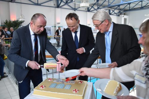 Zum großen Jubiläum eine Torte. Mathias Waurick, Dr. Peter Lames und Dr. Michael Quell (v.  l.) meisterten den Anschnitt souverän. Foto: Möller