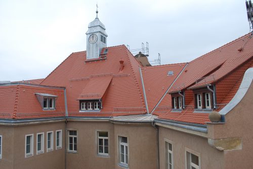 Auch wenn die Schuluhr noch nicht die genaue Zeit anzeigt, so ist sie doch der beste Beweis, dass für das Gebäude eine neue Zeit angebrochen ist: Die Sanierung geht voran, bald ziehen die Schüler ein. Foto: Trache