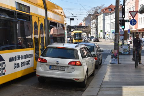 Es ist eng auf dem Bischofsweg. Wer die Ost-West-Trasse Richtung Pieschen mit dem Rad befahren will, sollte starke Nerven mitbringen. Foto: Möller