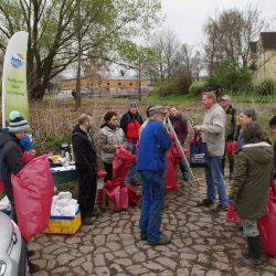 Besprechung von freiwilligen Helfern vor der Elbreinigungsaktion in Cotta, vor Ort organisiert durch den Anglerverein Weiß/Grün 49 Dresden-Neustadt e. V. Foto: Dietrich