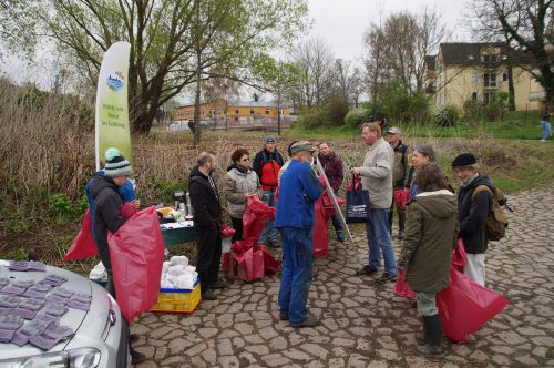 Besprechung von freiwilligen Helfern vor der Elbreinigungsaktion in Cotta, vor Ort organisiert durch den Anglerverein Weiß/Grün 49 Dresden-Neustadt e. V. Foto: Dietrich