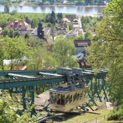 Ab Samstag wieder im Einsatz, die Dresdner Schwebebahn am Loschwitzer Elbhang. Foto: Pohl