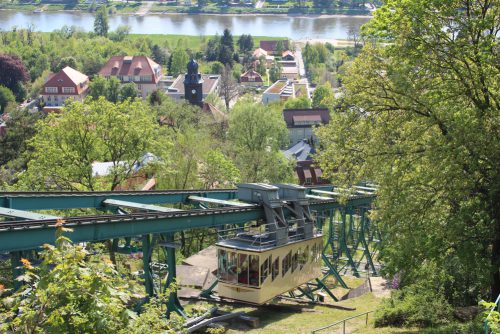 Ab Samstag wieder im Einsatz, die Dresdner Schwebebahn am Loschwitzer Elbhang. Foto: Pohl