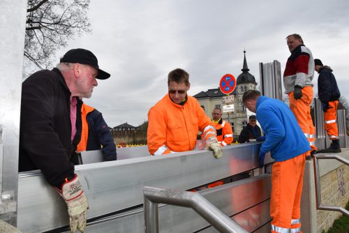 Stück für Stück montieren die Mitarbeiter des Regiebetriebes die Elemente der mobilen Hochwasserschutzwand. Foto: Möller