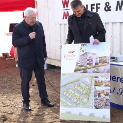 EWG-Vorstandsvorsitzender Dr. Jürgen Hesse (links) erläuterte zum Baustart das Bauprojekt der »Kräuterterrassen« an einem Schaubild. Foto: Sd