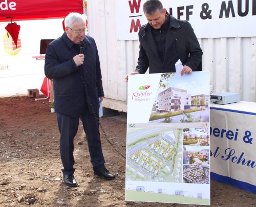 EWG-Vorstandsvorsitzender Dr. Jürgen Hesse (links) erläuterte zum Baustart das Bauprojekt der »Kräuterterrassen« an einem Schaubild. Foto: Sd